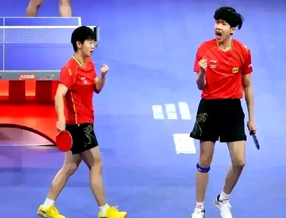 北京时间11月30日，2025乒乓球成都混合团体世界杯展开。
 

王楚钦和孙颖