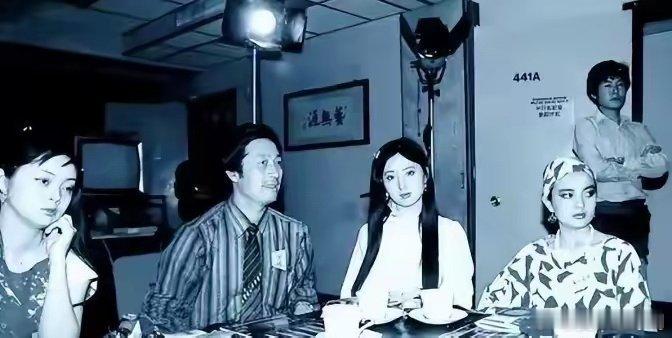 陈晓旭1987年香港宴会照，感觉林黛玉的妆造，限制了她的美貌啊！ 