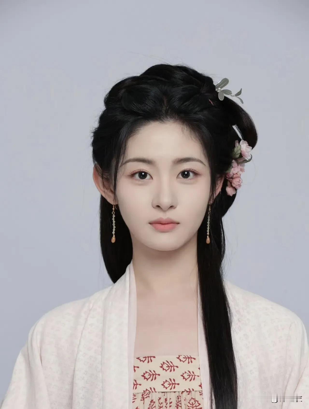 赵晴有那么优秀吗？感觉于正要把她夸到天上有地上无了，只能说；于正这个人喜欢听话且