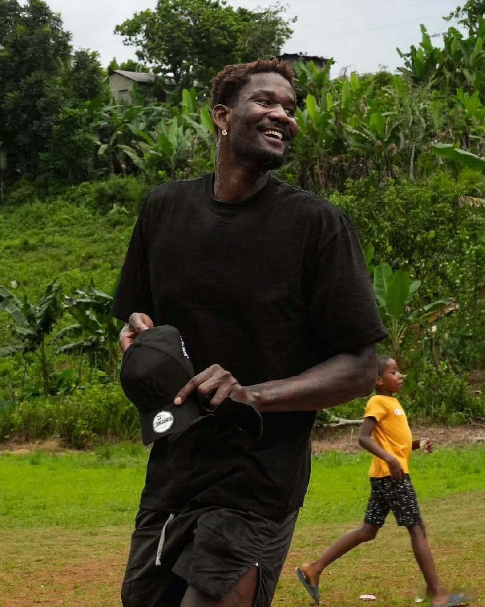 艾顿时隔35天再次拿到20+10的数据，这期间艾顿参加了12场比赛，只有两场比赛