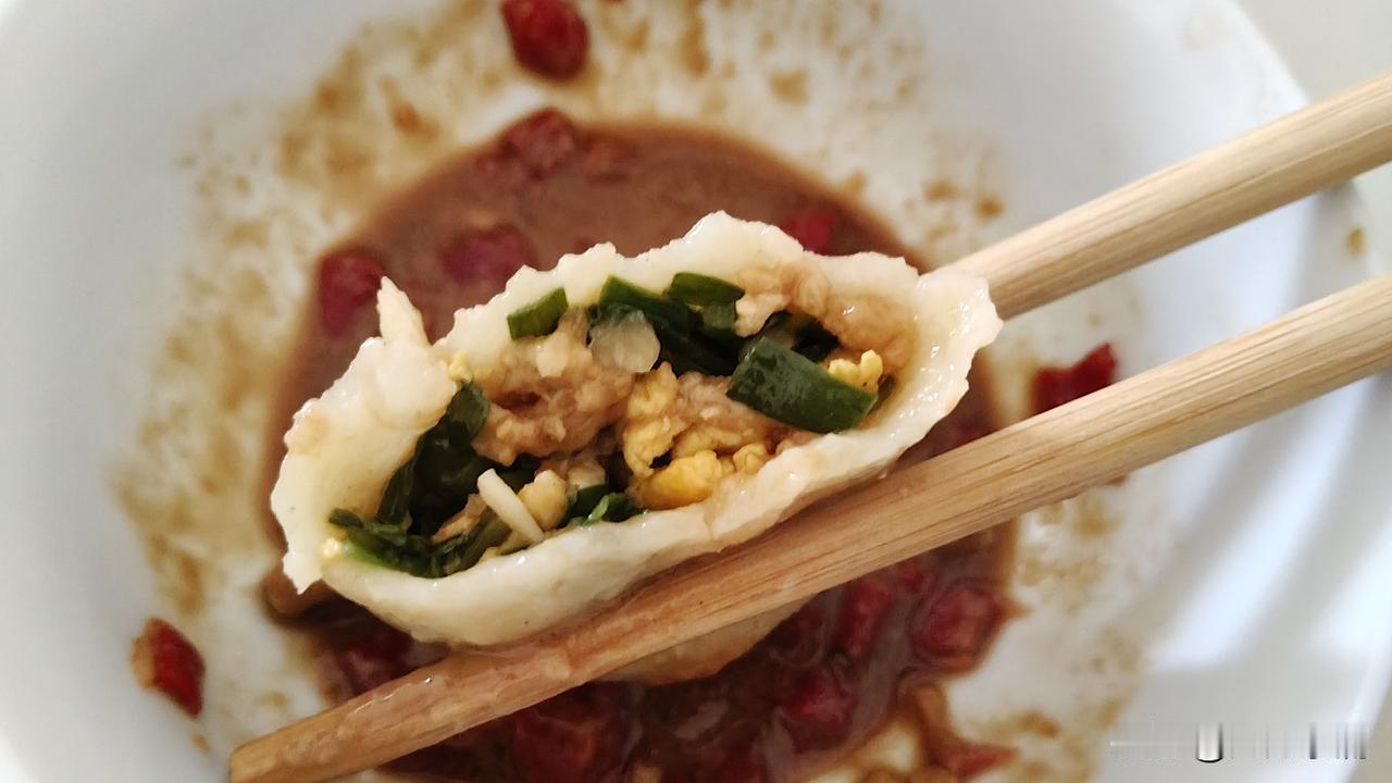 好久没吃蒸饺了！今天吃到了蒸饺，味道很特别。
熟了以后，先敬敬先人，看到三弟发来