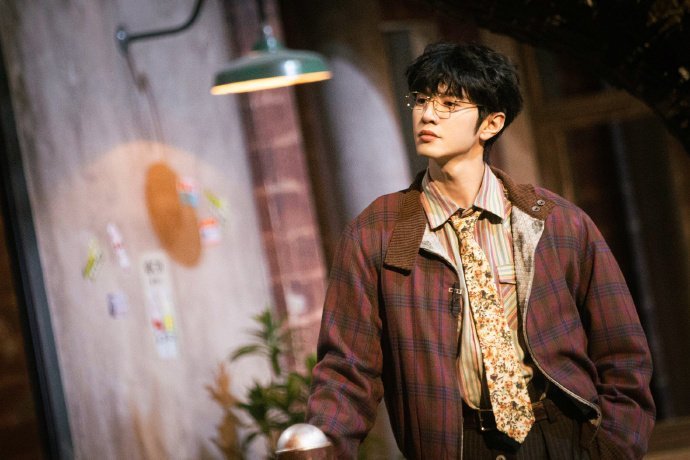 陈哲远大侦探复古格纹造型陈哲远大侦探复古风穿搭格纹与花衬衫碰撞复古火花，斜挎包添