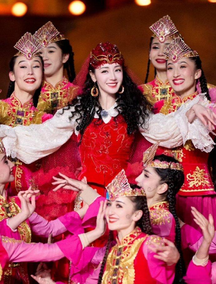2024 春晚分会场舞台之上，迪丽热巴让新疆石榴花的美绽放在新春时刻。新春舞台因