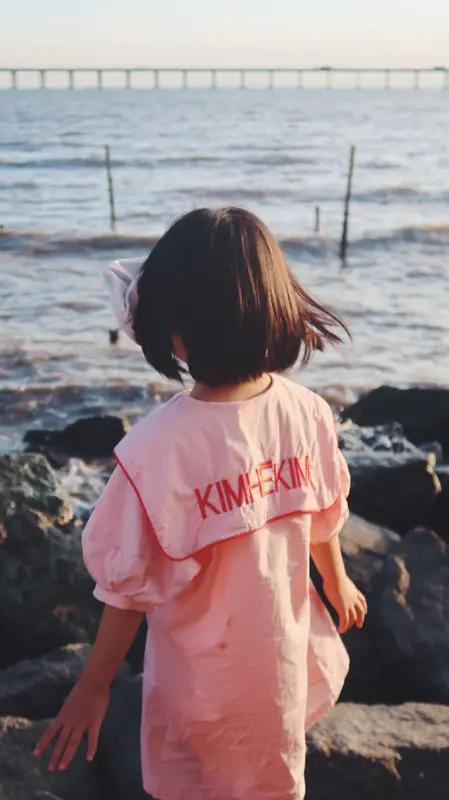 4岁女童被巨浪卷走，母亲哭喊求救！休假民警、渔民、退役军人接连冲入惊涛骇浪接力营