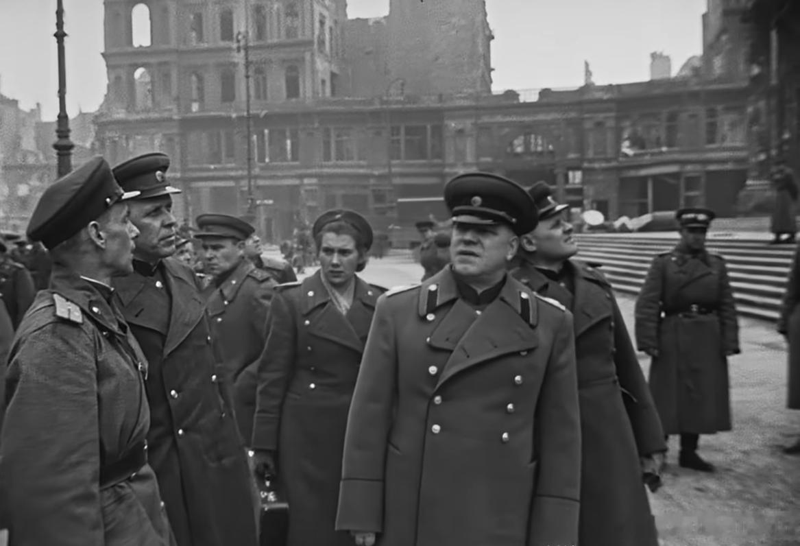 朱可夫1945年视察帝国总理府时，随从里有个显眼的女军官，一直不知道是谁，直到今