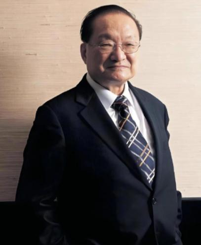 1963年，金庸要去欧洲出差，就让倪匡帮忙写《天龙八部》，更新一章50元。结果一