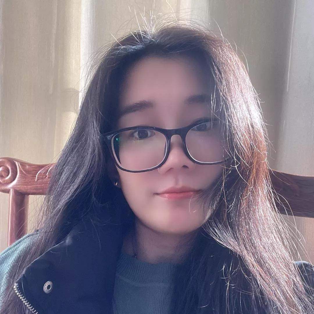 阳光透过窗帘，温暖你的每一个微笑