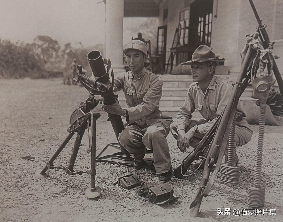 1945年3月20日，缅甸西保，中国驻印军第50师师长潘裕昆少将正在察看一门日军