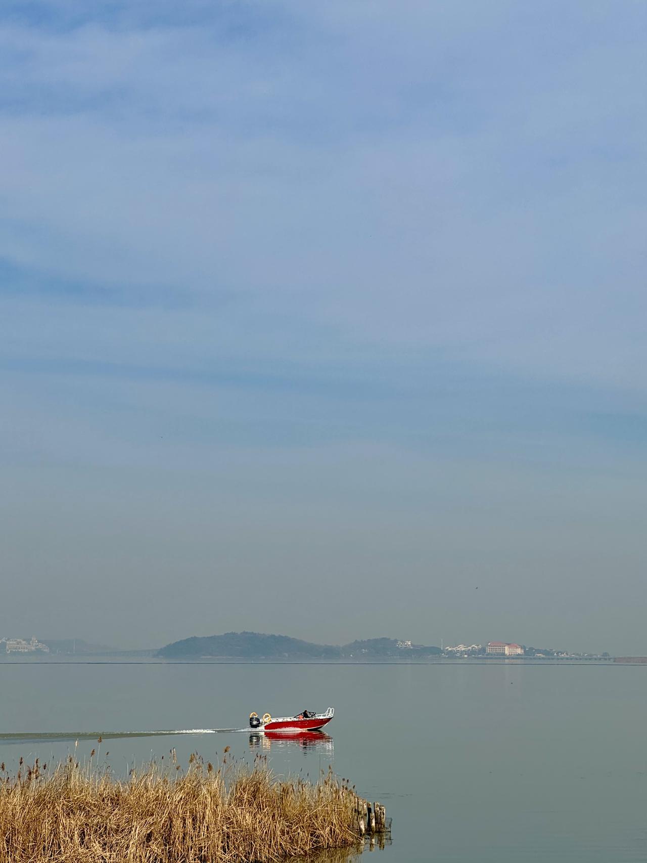 太湖小景
晴空如洗漾琉璃，
小艇轻摇入画迟。
遥岛人家烟树里，
一湖风色惹秋思。