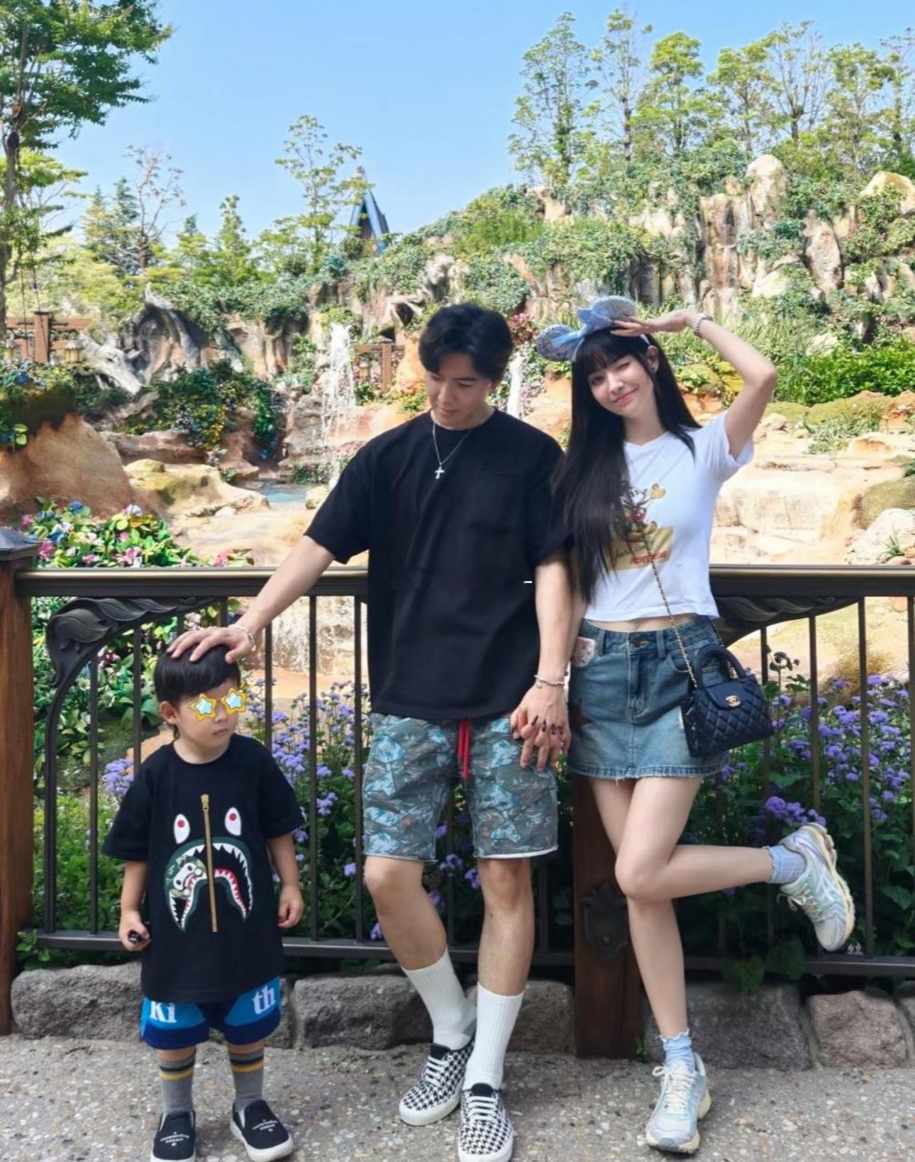 41岁唐禹哲带老婆儿子到迪士尼乐园玩，一家三口颜值好高，儿子非常可爱。他的老婆挺