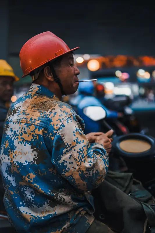 农民工大哥坐地铁，一个动作让全车厢人起立！网友：这才是最高级的“炫富”

昨天早