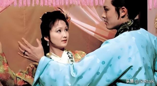 古代的通房丫鬟，其实就是主子行房时候的工具，一整晚都得守在床边，主子需要时，得赶