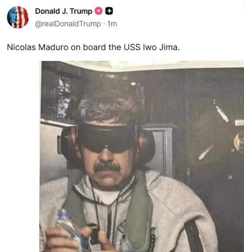 当地时间1月3日，特朗普在“真实社交”上发布马杜罗出现在“硫磺岛”号军舰上的照片