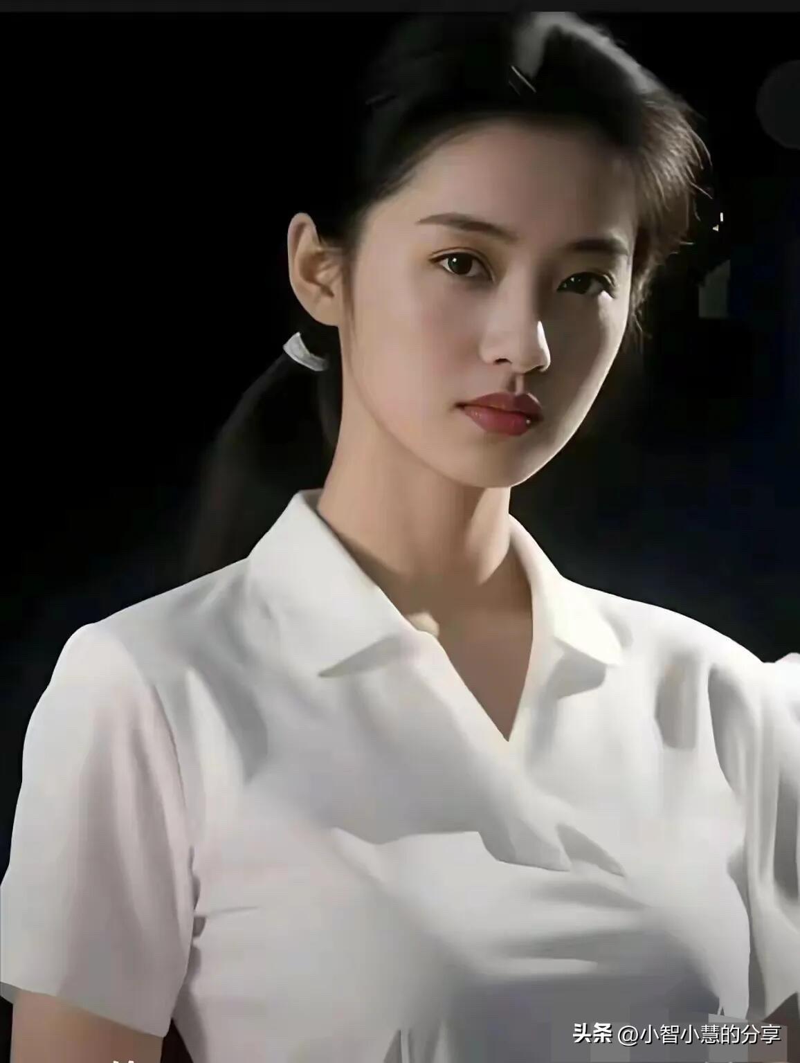 这样的主持人颜值很高，不愧是央视里的顶级美女，精致的眉毛配着的迷人双眼，越来越漂