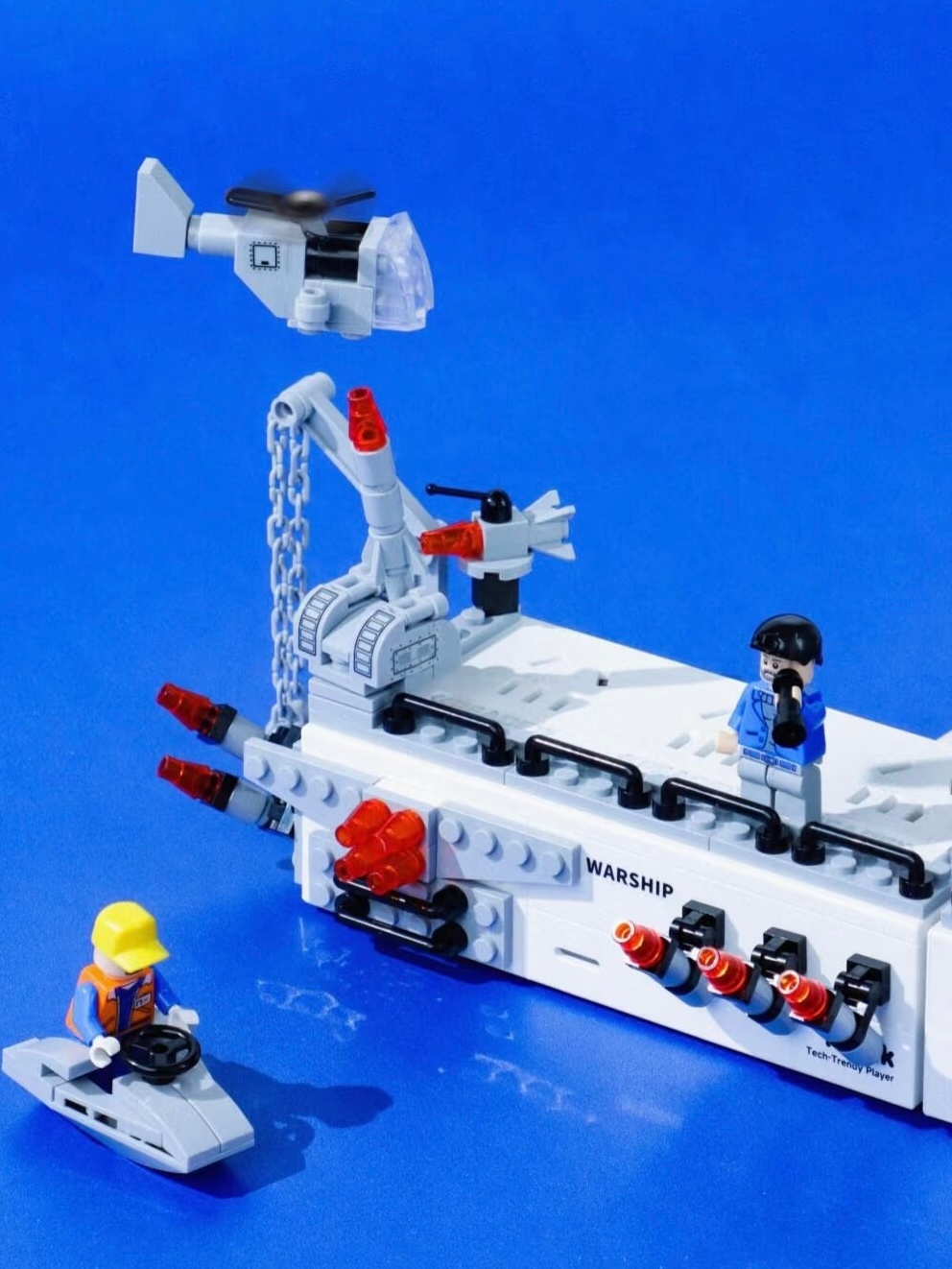 刚刚刷到一个积木插座，看起来挺好玩的顶部和侧面都有乐高积木的凸点，可以随意 DI