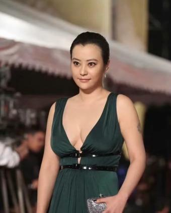 难怪当年邓超放弃了郝蕾，选择了孙俪，今天终于知道为什么了。郝蕾真的是一个很自我很