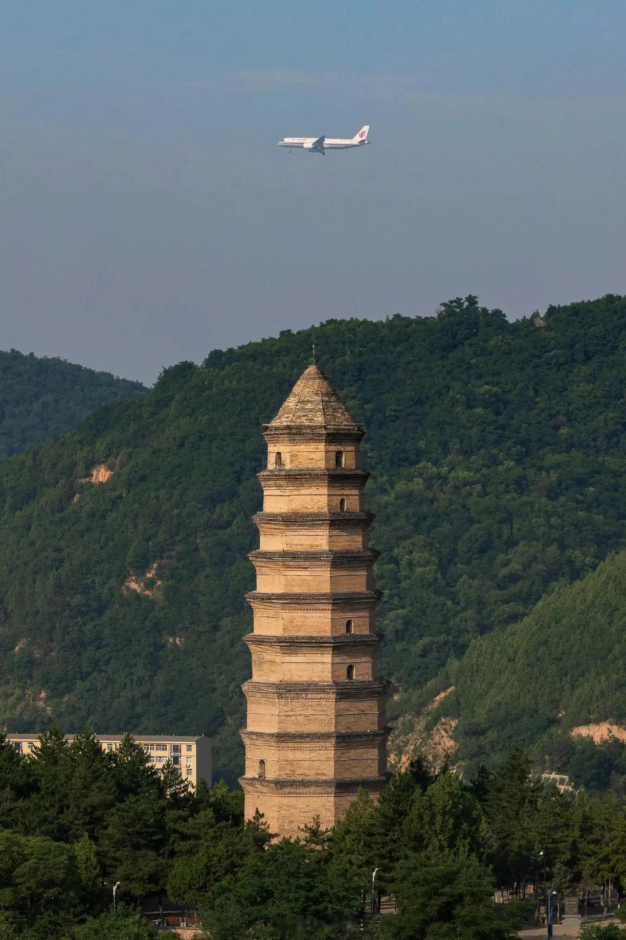 国产大飞机和宝塔山同框 2026年6月24日，那画面简直绝了！国航C919国产大