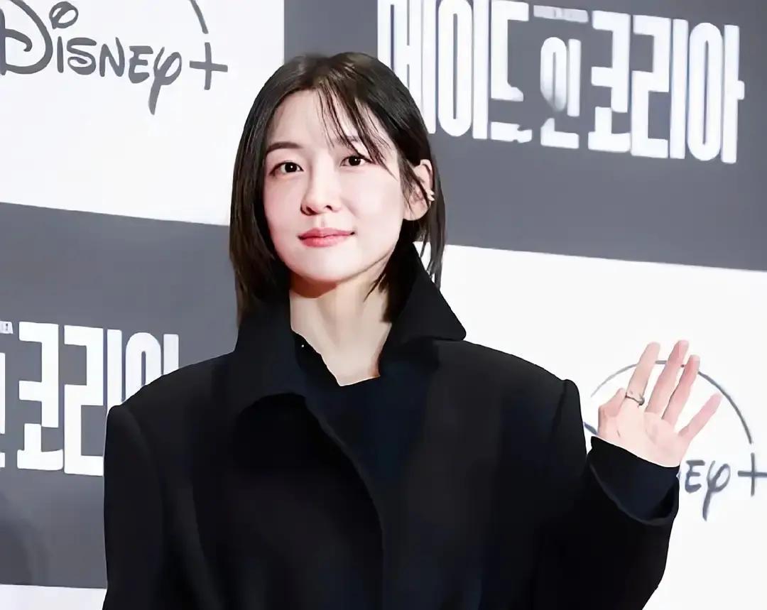 刚拿青龙女配，朴智贤又跑去给宋仲基当副机长。
 
角色设定还是一见钟情，老套路。