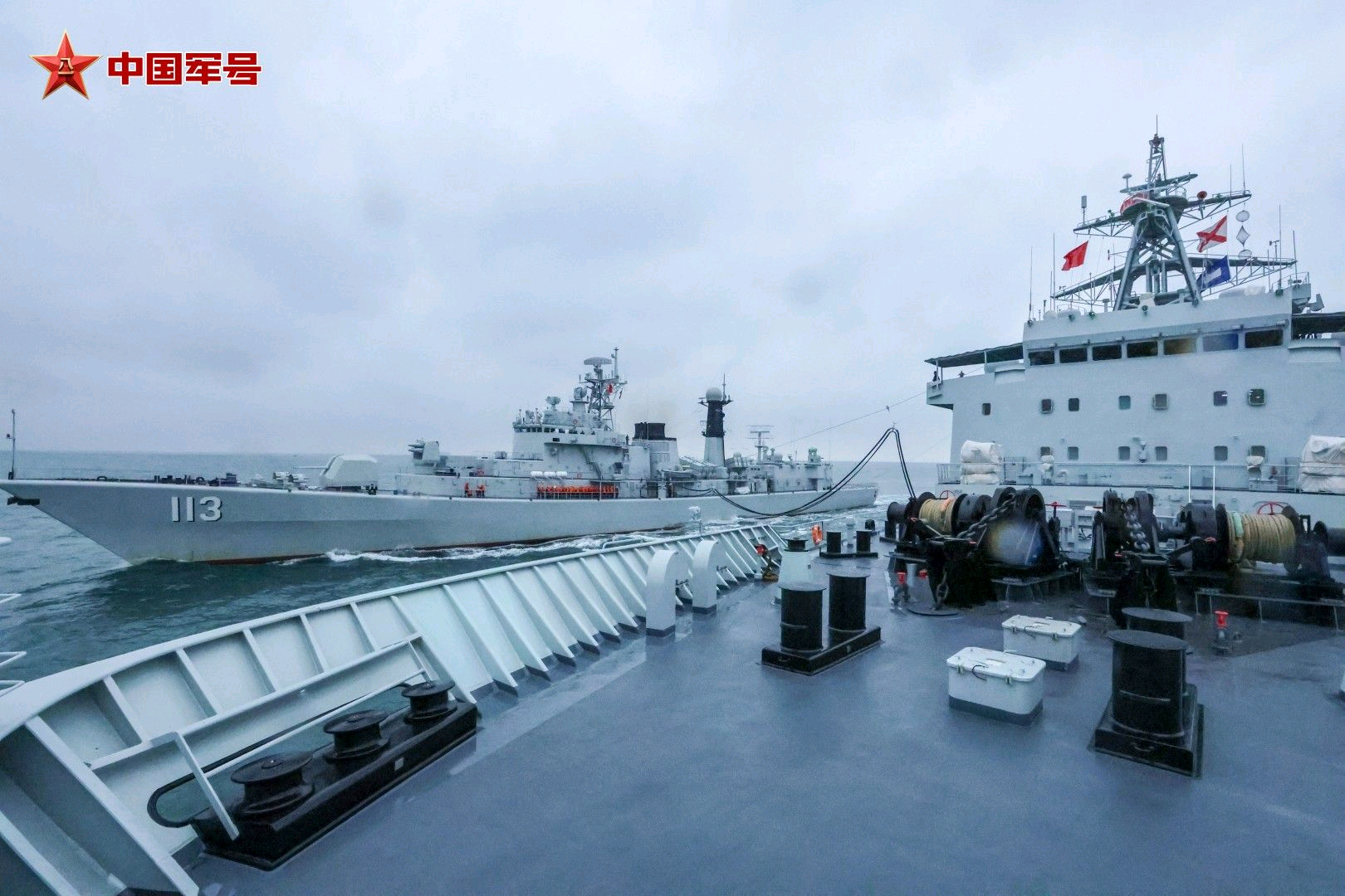 老当益壮！052“啤酒级”青岛舰再出镜整体状态保持得非常不错明年，该舰舰龄将满3