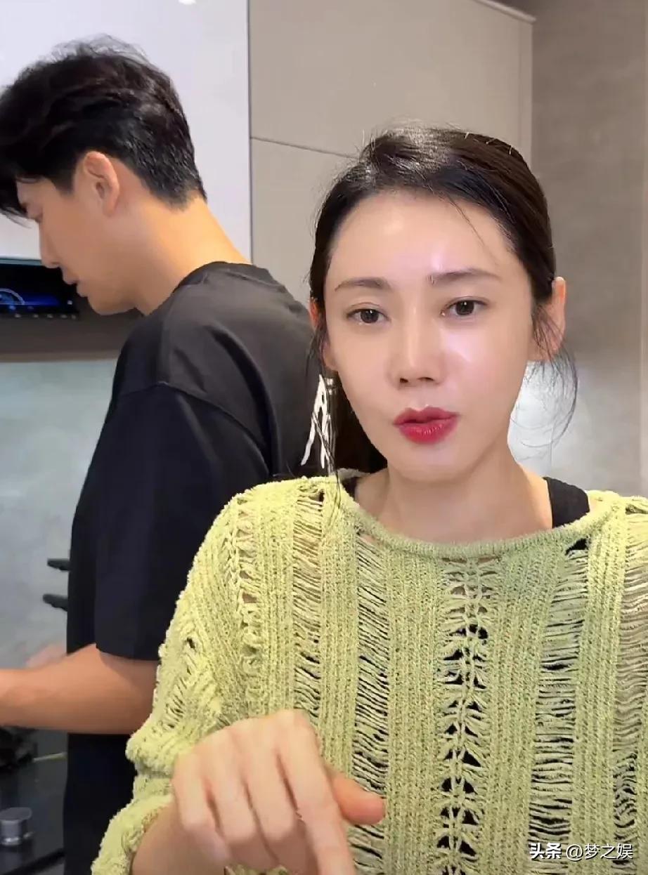 跨国婚姻一样的幸福，晓光和秋瓷炫，一个做饭，一个陪伴[星星眼]