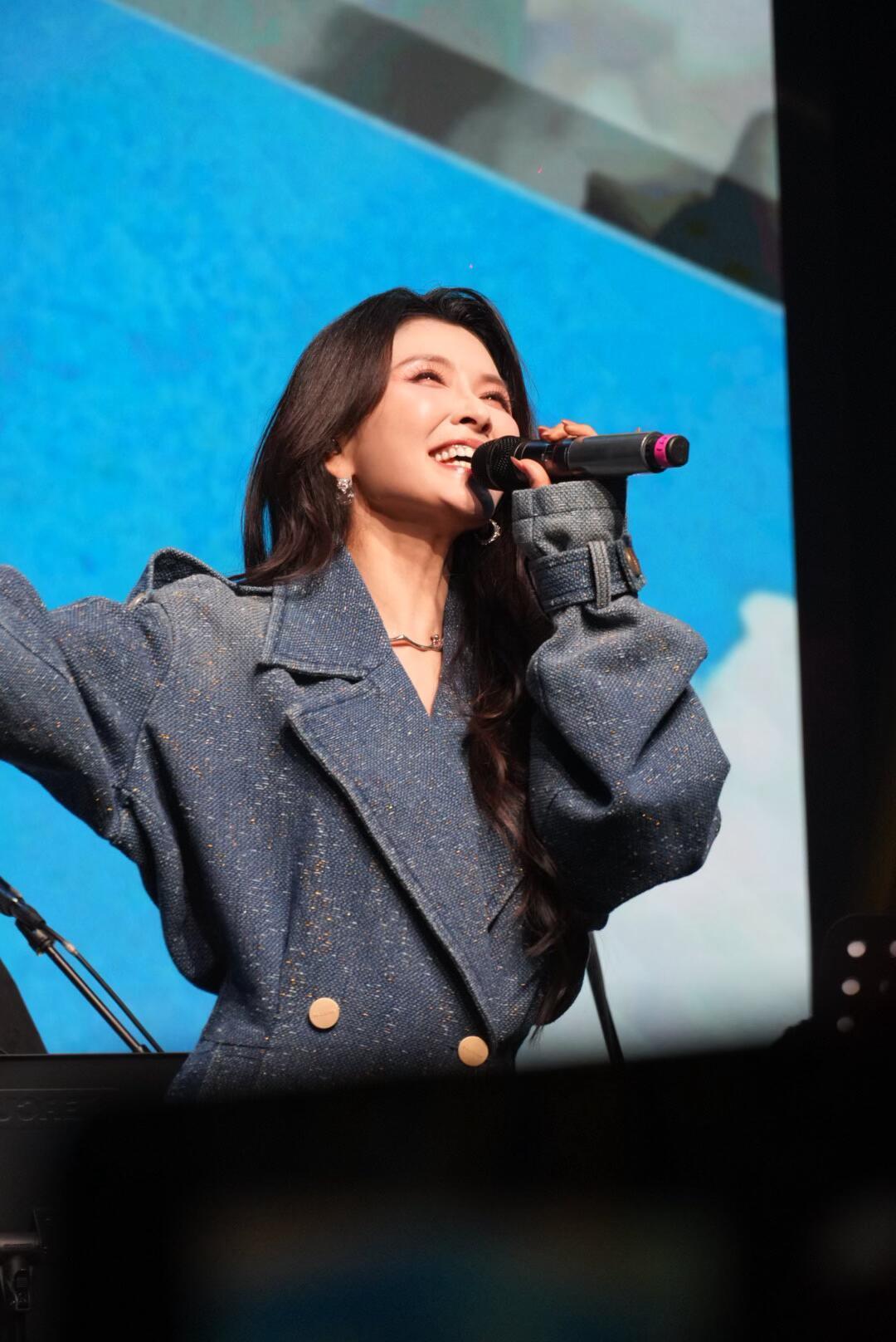 徐洁儿倾听我音乐会很难不被徐洁儿的舞台魅力圈粉，新旧曲目巧妙编排，独特改编赋予歌