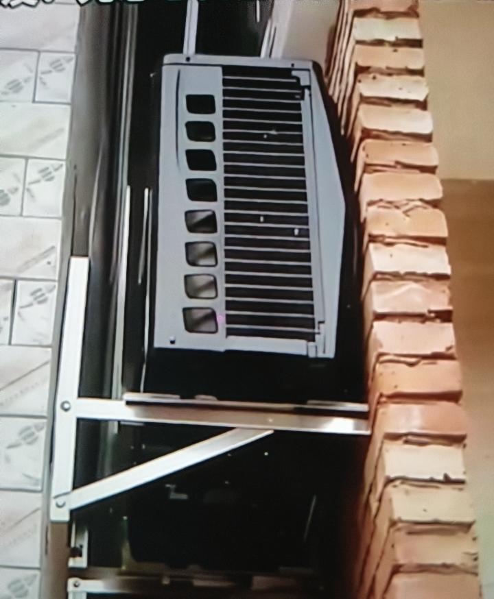 近日一位女士吐槽说到，自己家里刚装完空调，隔壁邻居砌墙把我家空调出风口堵死了！