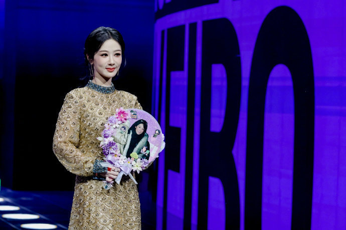 杨紫 大花气质 杨紫的大花气质藏都藏不住！眉眼间尽是从容与大气，一举一动皆透着优