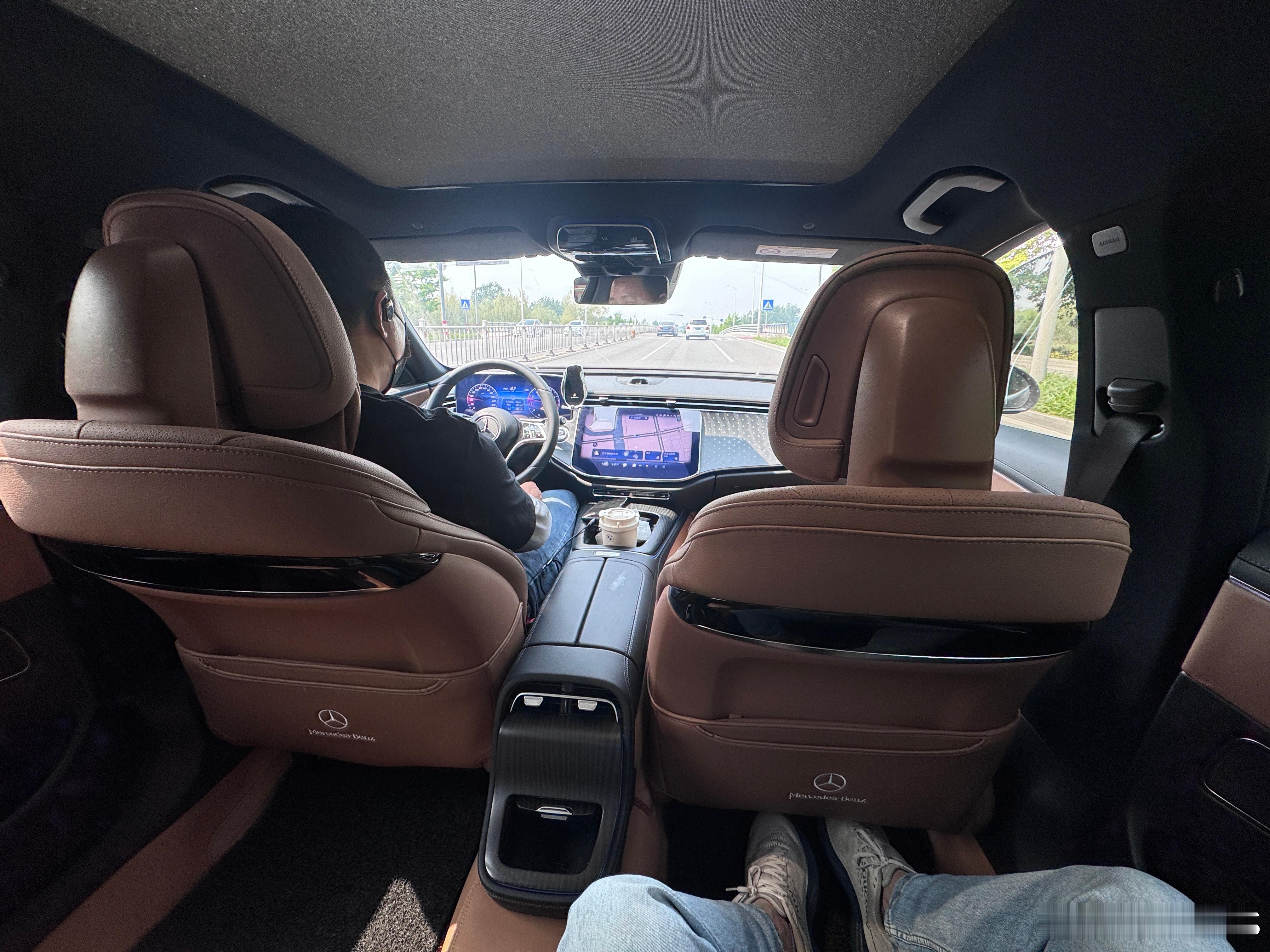 出发展馆，最近这打车总是叫到一些奇奇怪怪的车，前天打了个台格瑞维亚，今天来了台新