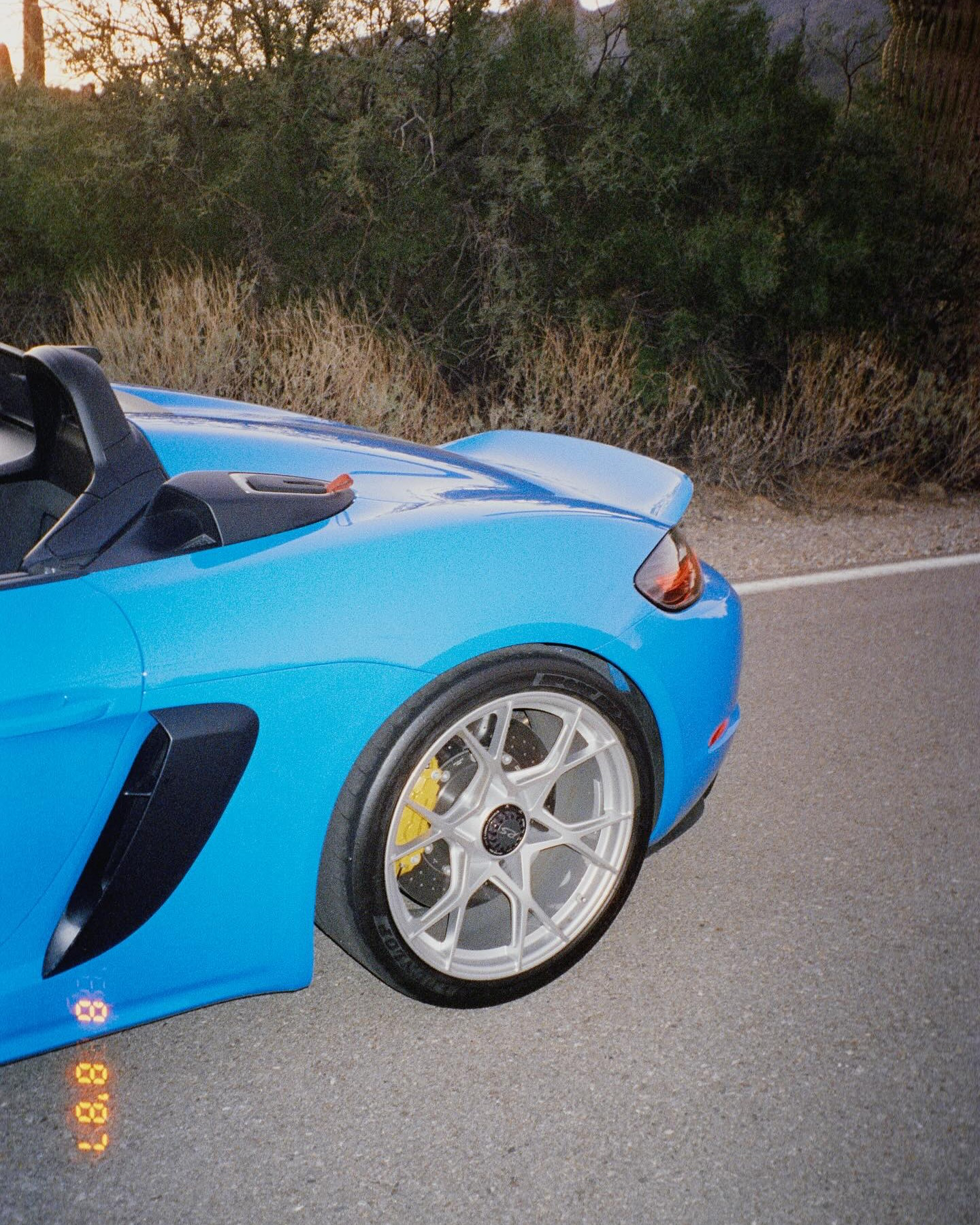 鲨鱼蓝配色超吸睛，辨识度满分！灵感来自海洋，视觉冲击力超强，轻量化又运动感十足！