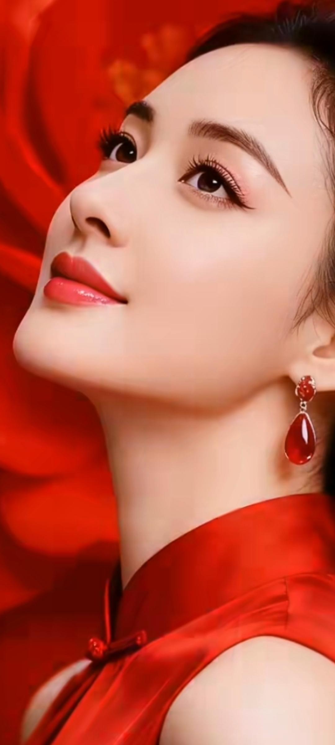 红衣美人，优雅动人，宛如玫瑰般绽放！