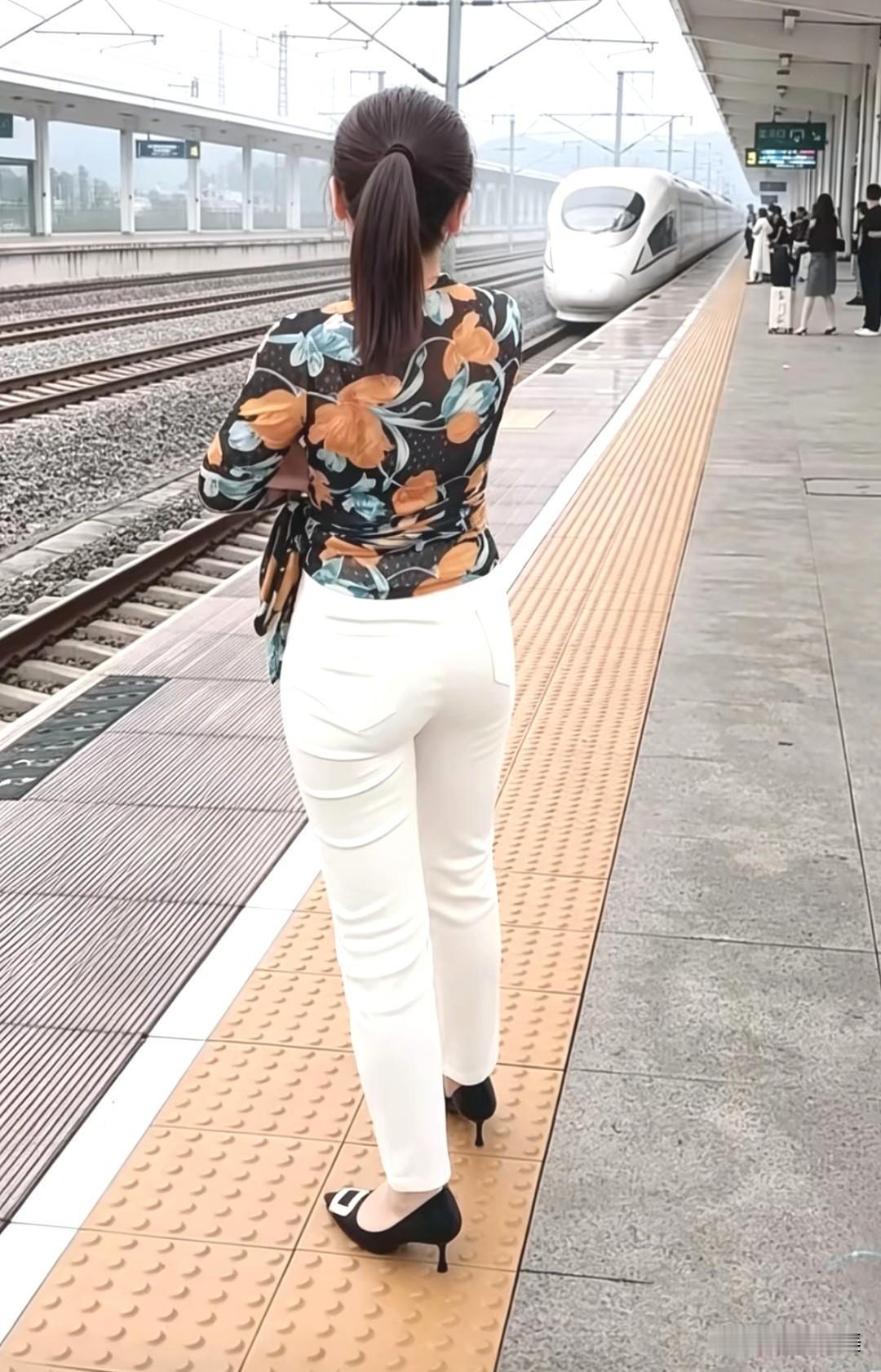 气质超绝的女神级小姐姐。[比心]
今天出差在高铁站等车，无意间看见一位小姐姐，一