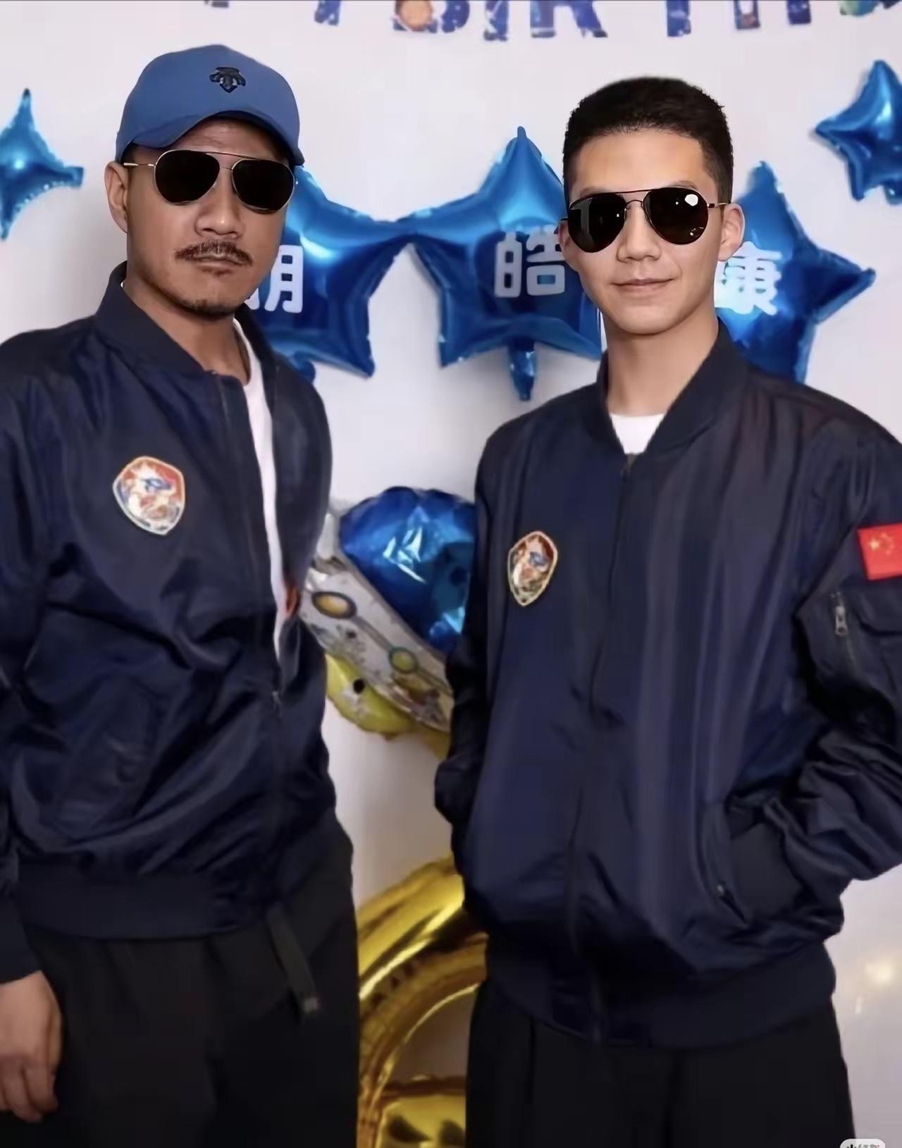 墨镜一戴谁都不爱。
胡军和他儿子康总谁更帅气呢？