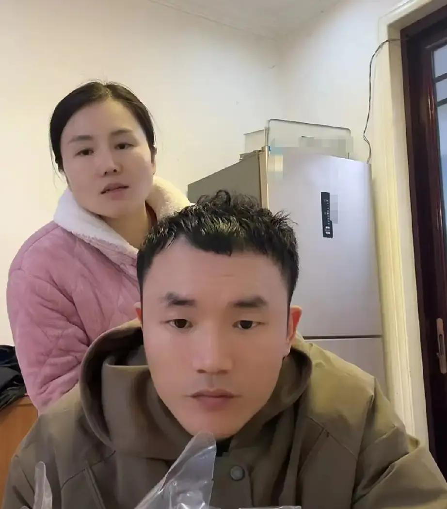 小敏在农村直播卖菜，三天涨粉十万。

她每天凌晨四点下地摘菜，七点开播，直播间就