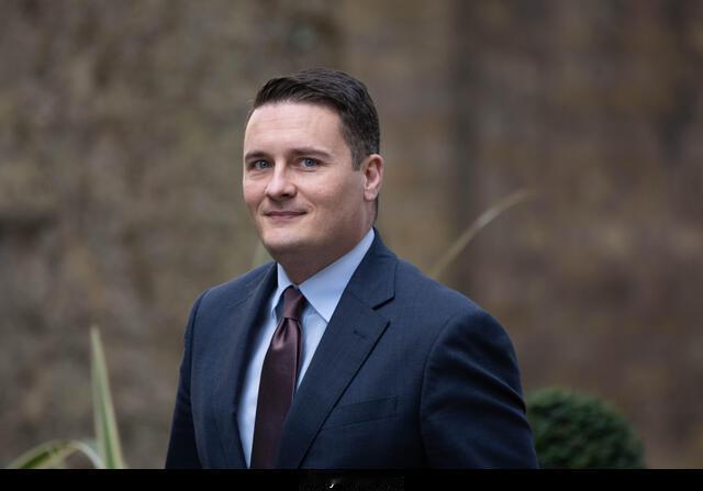 英国政坛大地震！
斯塔默遭遇“逼宫”，工党或提前进入后斯塔默时代。
 
入主唐宁