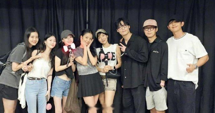 金智秀丁海寅后台合照 金智秀丁海寅演唱会后台合照有！ ​​​