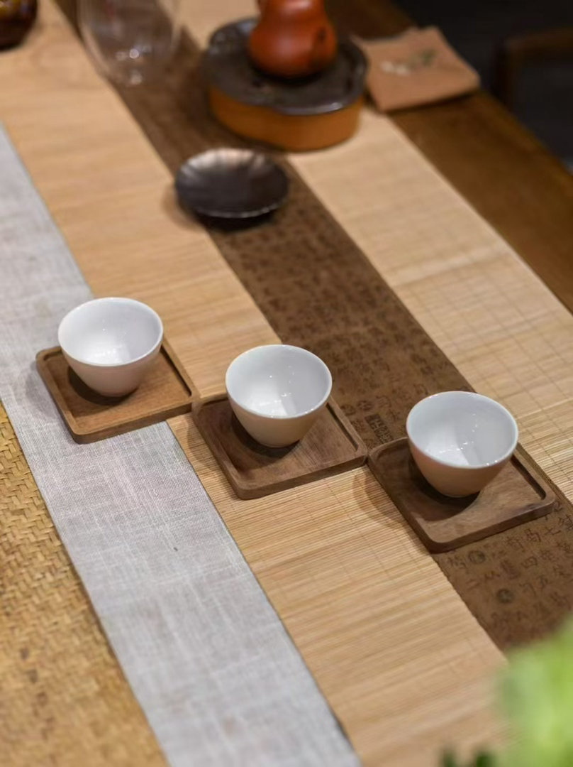 品茶赏器交友  品茶最懂人心，沸水冲泡，茶叶在杯中浮沉，恰如人生的起起落落。 