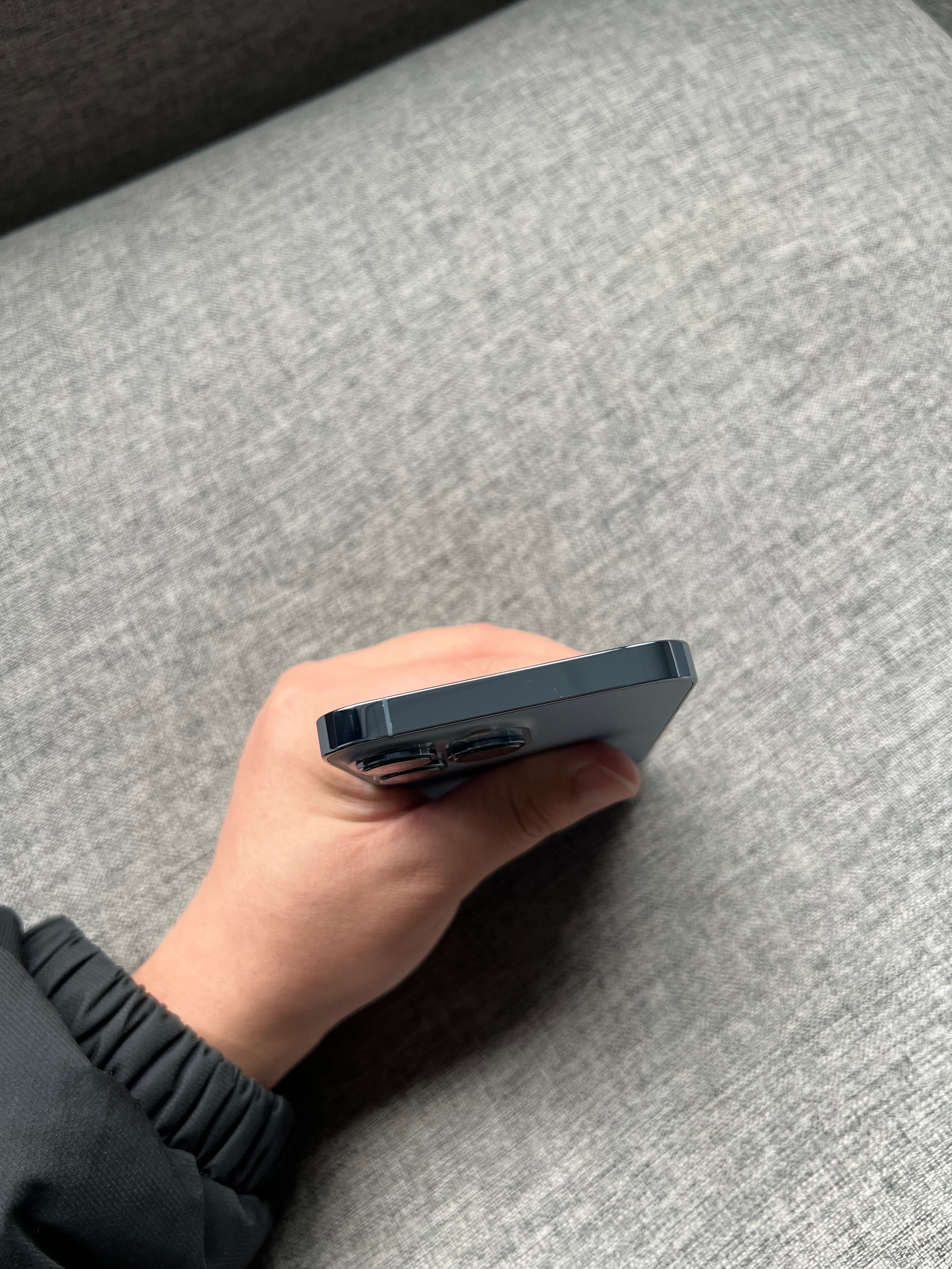 iPhone13 Pro 256G 蓝色，屏幕完美，外壳小划痕磕碰，已换全新电池