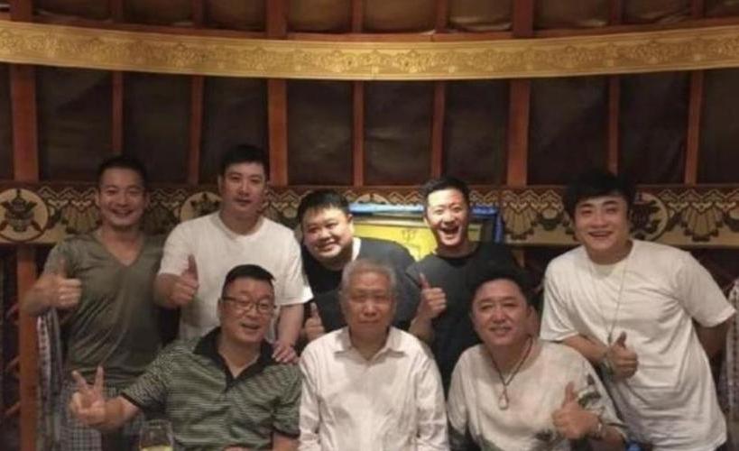8位名人欢聚一堂同框照：

我只认出了著名收藏家、文化学者马未都，戴着项链、气宇