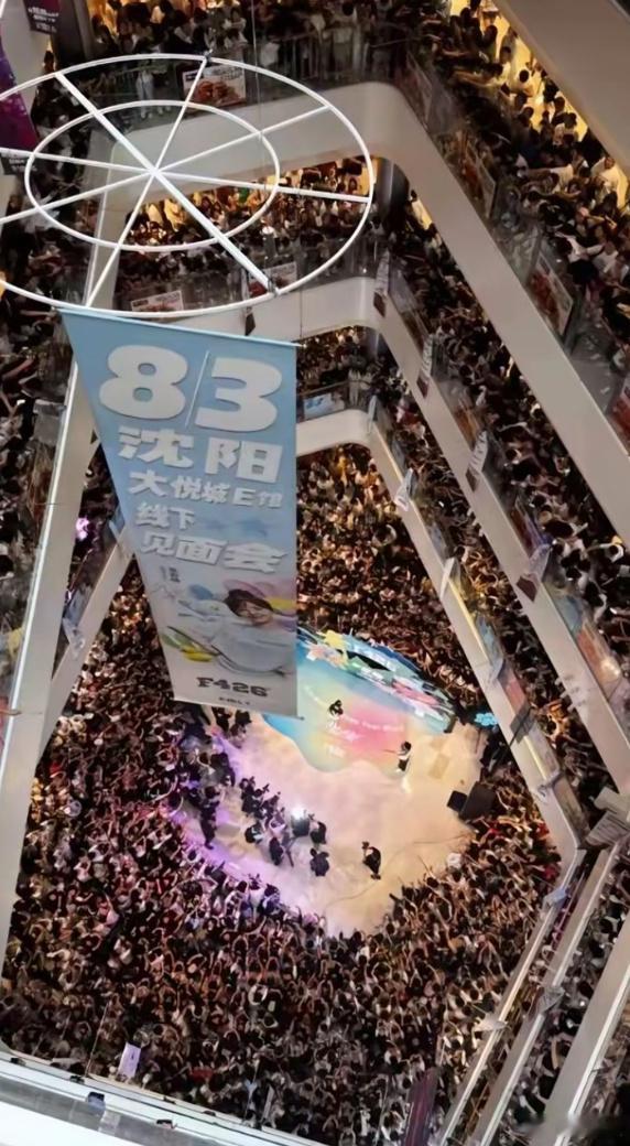 品牌方白天来到现场看到人数：[憧憬][春游家族][钱]品牌方晚上查看销量：[伤心