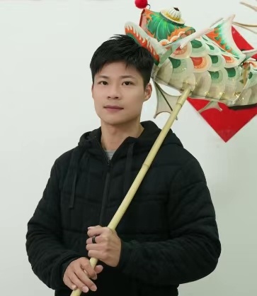 苏炳添手作非遗鱼灯 苏炳添虽为短跑名将，却现身足球活动，为抖音足球嘉年华佛山站冠