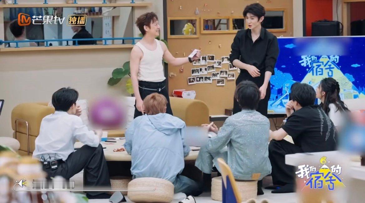 陈哲远给李沁剥喂荔枝 在《我们的宿舍》里，陈哲远剥荔枝时手指超灵活，李沁看着他的