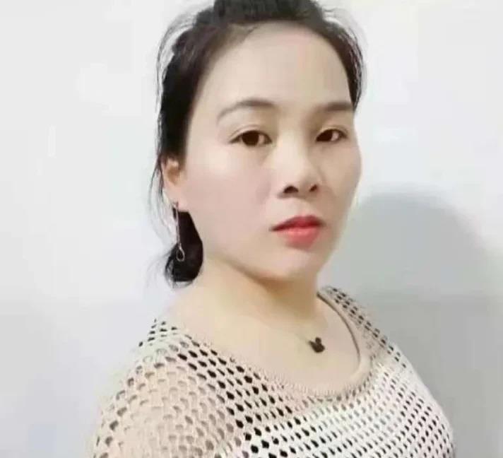 冬晓芹，五十五岁的农村女人，经历了太多风雨。丈夫因意外去世后，她独自拉扯大了两个