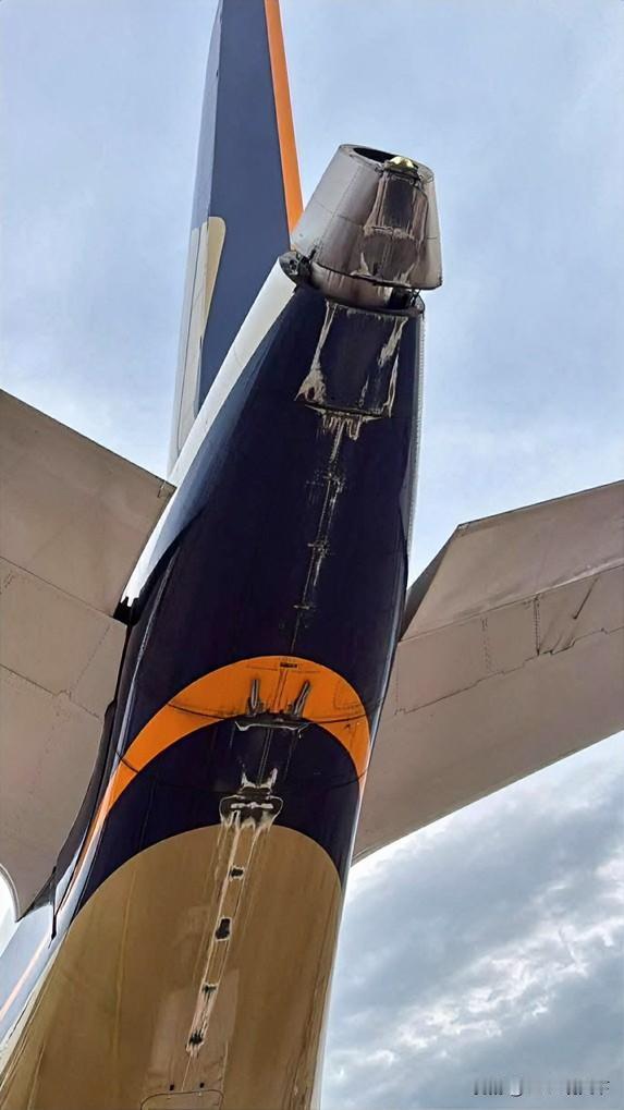 新加坡🇸🇬航空公司一架空客A350-941客机，在新加坡樟宜机场复飞时发生尾