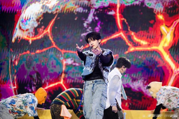 #朱志鑫三公明天地球要爆炸直拍# ​​​#朱志鑫舞台Bking# 朱志鑫在三公《