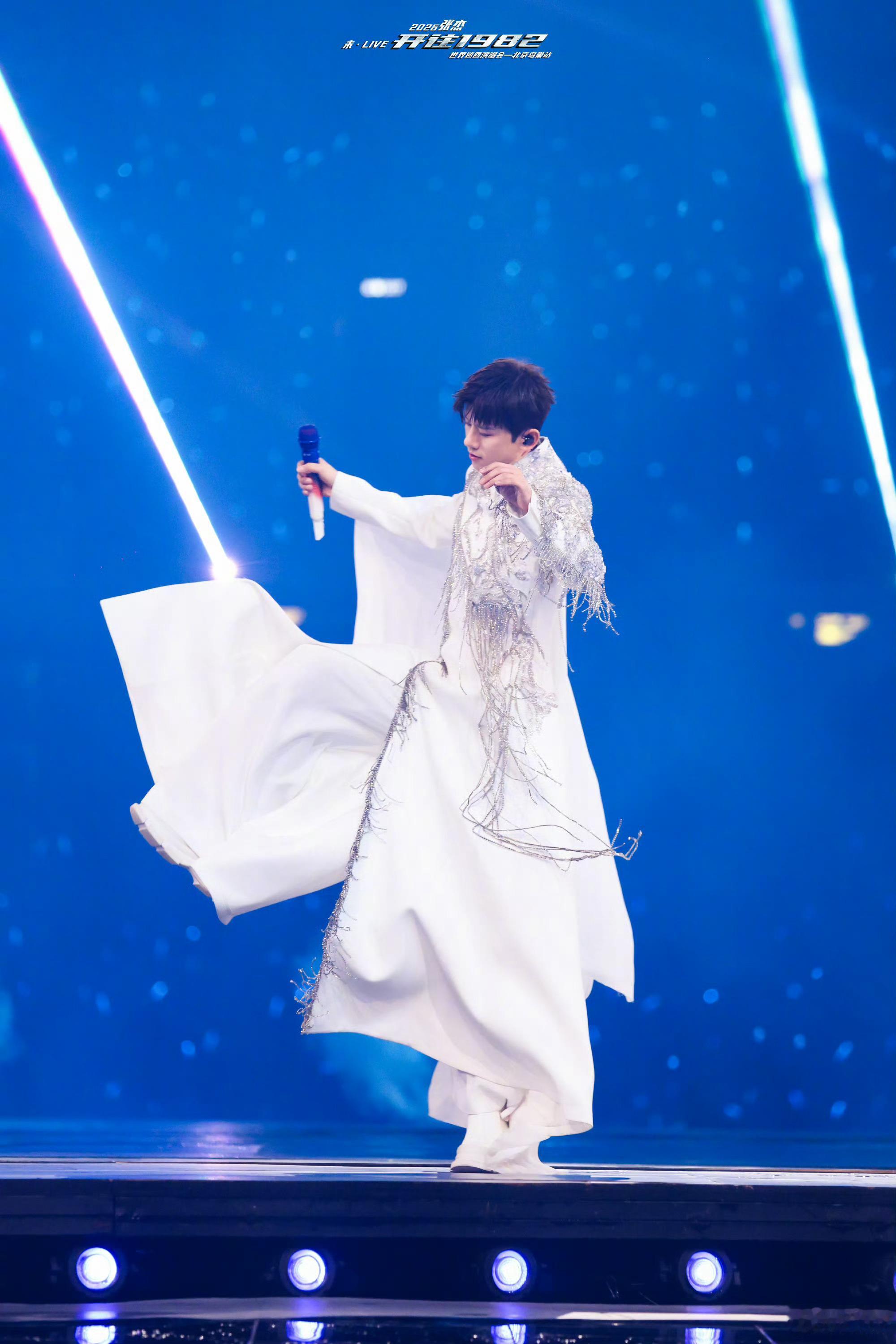 张杰万人雨刷器刷新了鸟巢纪录张杰鸟巢第13场演唱会圆满达成！万人雨刷器直接刷新鸟