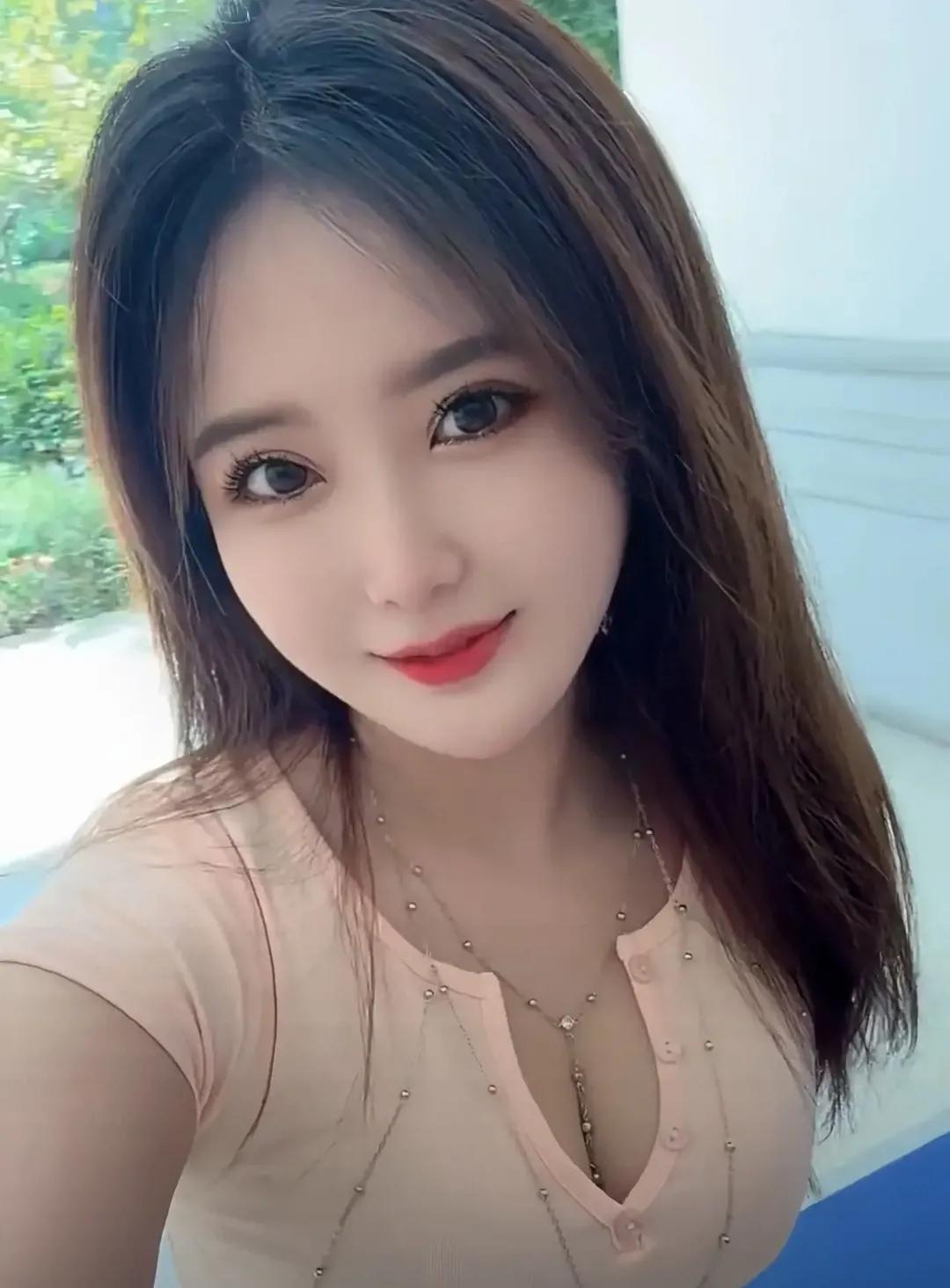 在图书馆的角落，晓宇和梦婷偶然相遇，两人因一本畅销书而结缘。随着时间的推移，他们