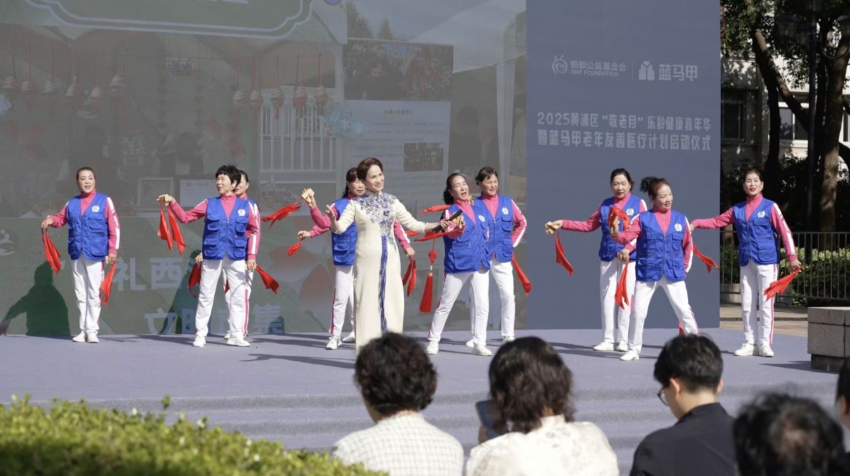 上海的巡演还是太超前了不愧是上海，连追星都紧跟时代。年轻人追周董演唱会，大爷大妈