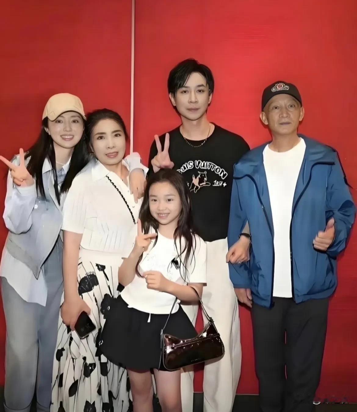 酒窝那么小的孩子其实并不理解妈妈和张维伊扯证的意思 ，而扯证法律上的意义就是以后