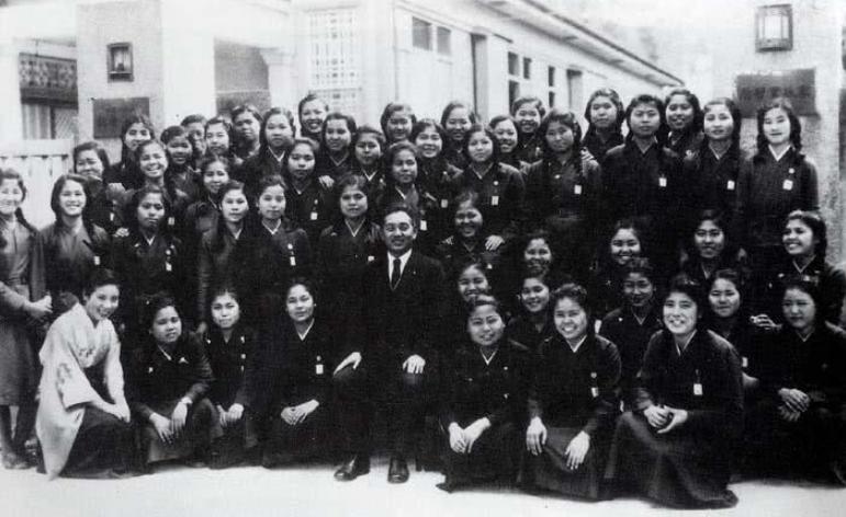 1945年6月，一队美军在冲绳岛发现了一个日军的隐蔽洞穴。几名美军试图靠近洞口时