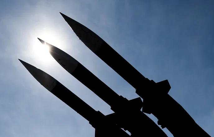 俄罗斯多地夜间拦截并摧毁141架乌克兰无人机 